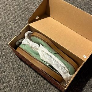 NEVER WORN!!! Basil Vans Era Gum sole sneakers size 9.5m/11w